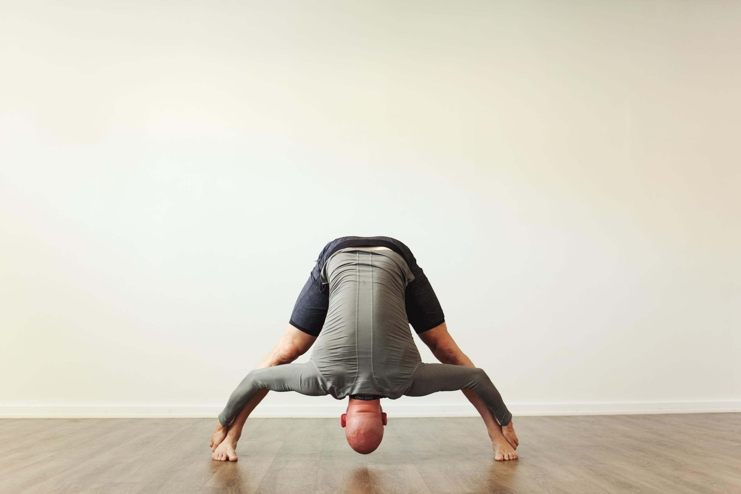 Dandayamana Bibhaktapada Paschimotthanasana